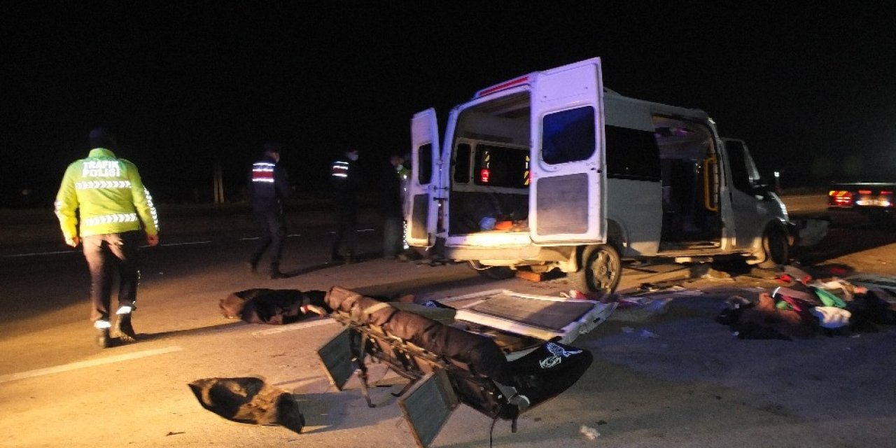 İ̇şçi Taşıyan Minibüs Tır’a Çarptı : 3 Ölü, 9 Yaralı