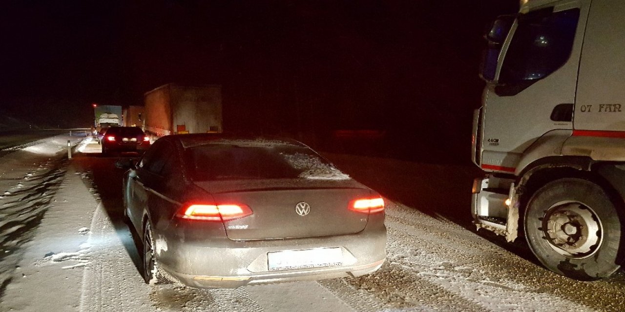 Kop Dağı Geçidi’nde Kar Yağışı Ve Sis Etkili Oluyor