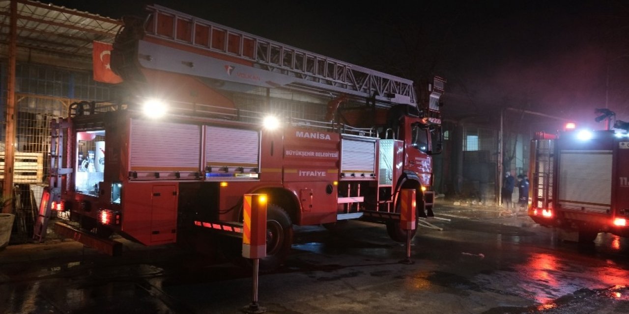 Manisa’da Sanayi Sitesinde Korkutan Yangın