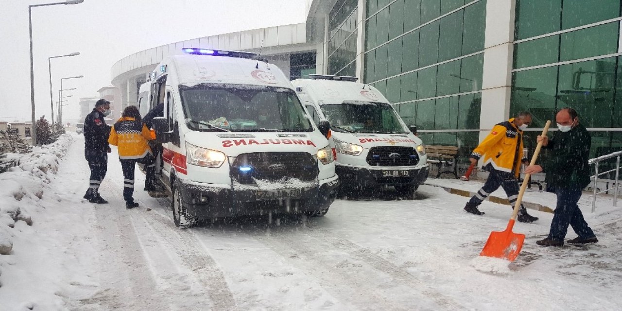 Erzincan’da Karda Kayan Yolcu Otobüsü Devrildi: 4 Yaralı