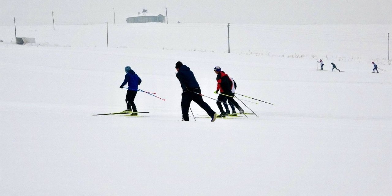 Kayaklı Koşu Sporcuları Dondurucu Soğuklarda Ter Dökerek Yarışmalara Hazırlanıyor