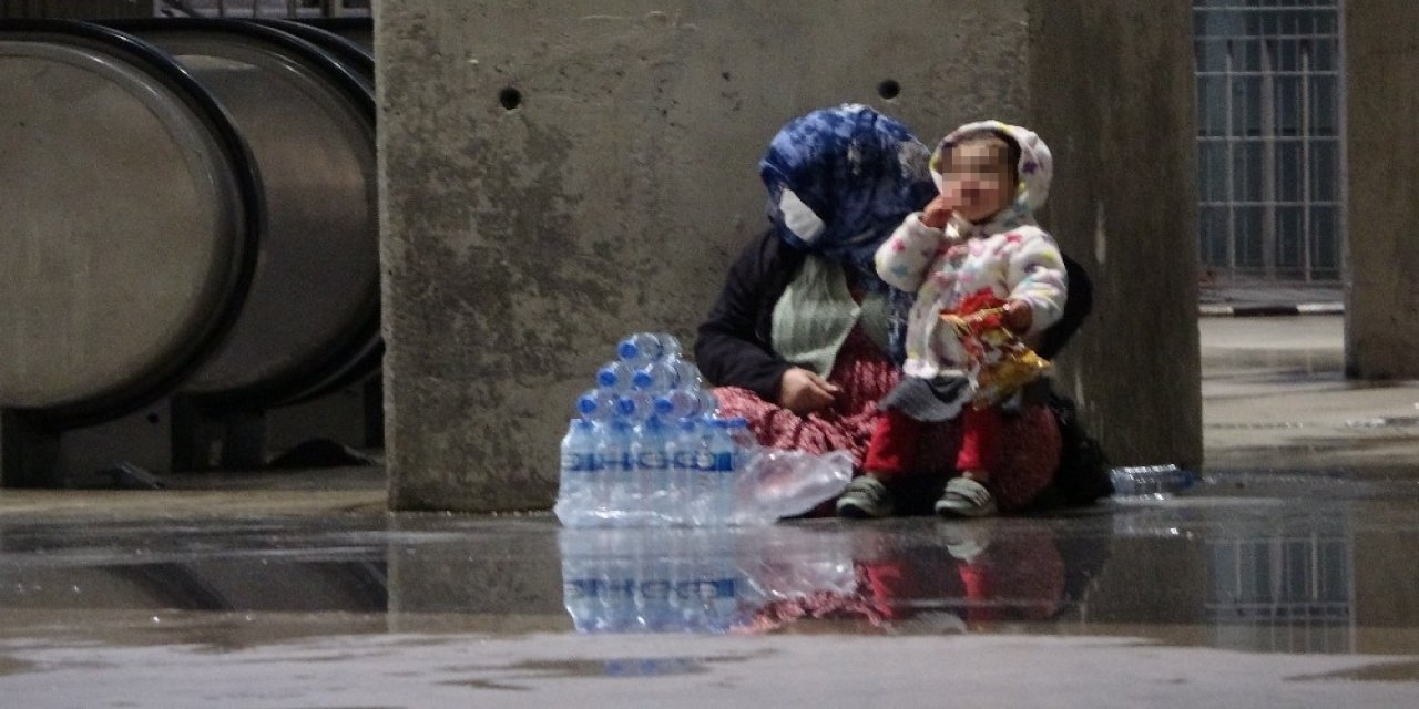 Dilenciler Uslanmıyor: Farklı Kişiler Aynı Yerde Aynı Çocuğu Kullanarak Dilendi