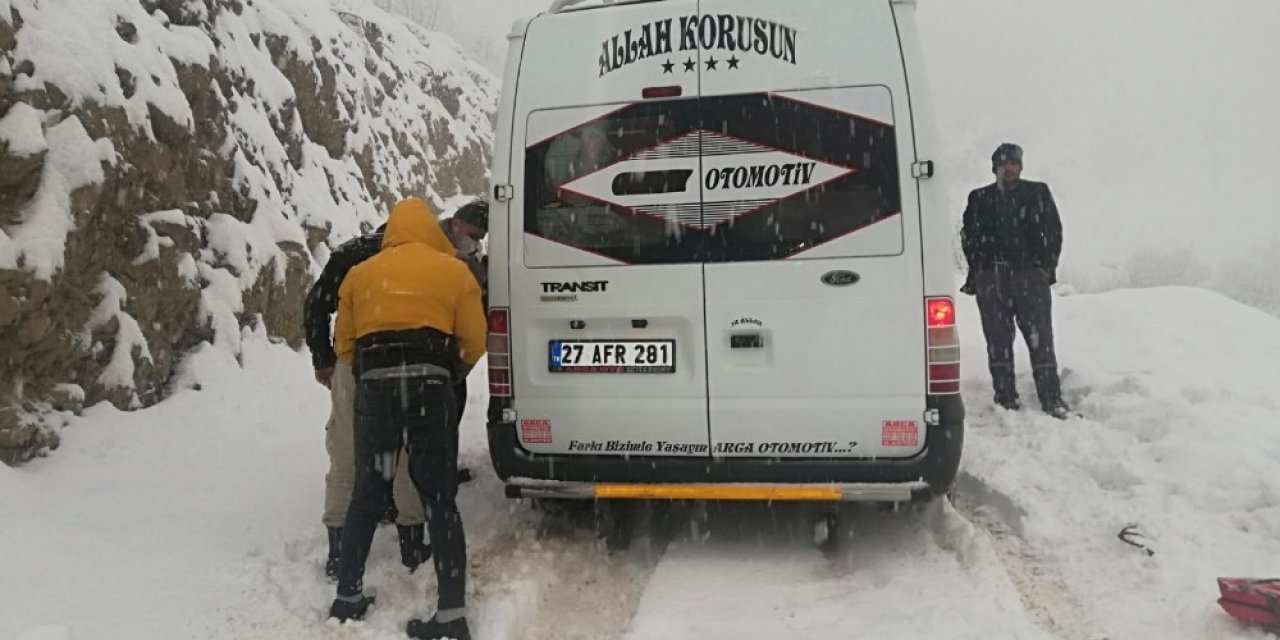 Şemdinli’de Yoğun Kar Yağışı Nedeniyle Araçlar Yolda Kaldı