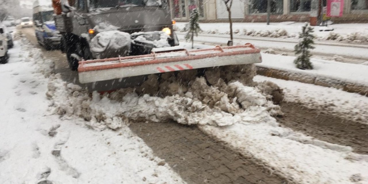 Gölbaşı’nda Kar Temizleme Çalışmaları Sürüyor