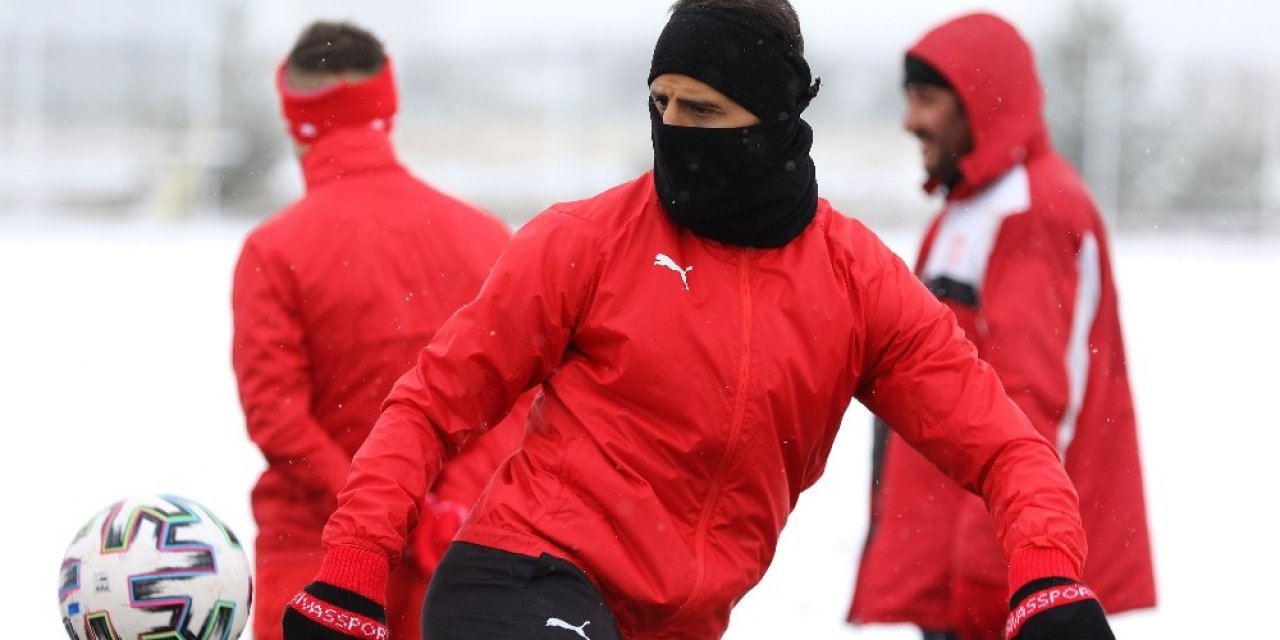 Sivasspor Kar Altında Çalıştı