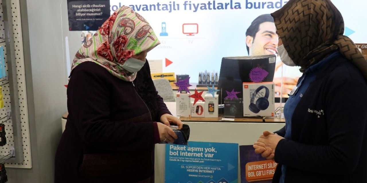 Unuttuğu Para Dolu Cüzdanına Mağaza Çalışanlarının Sayesinde Kavuştu