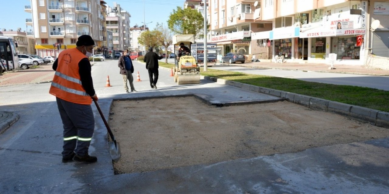 Manavgat’ta Fırtına Sonrası Bozulan Yollar Onarılıyor