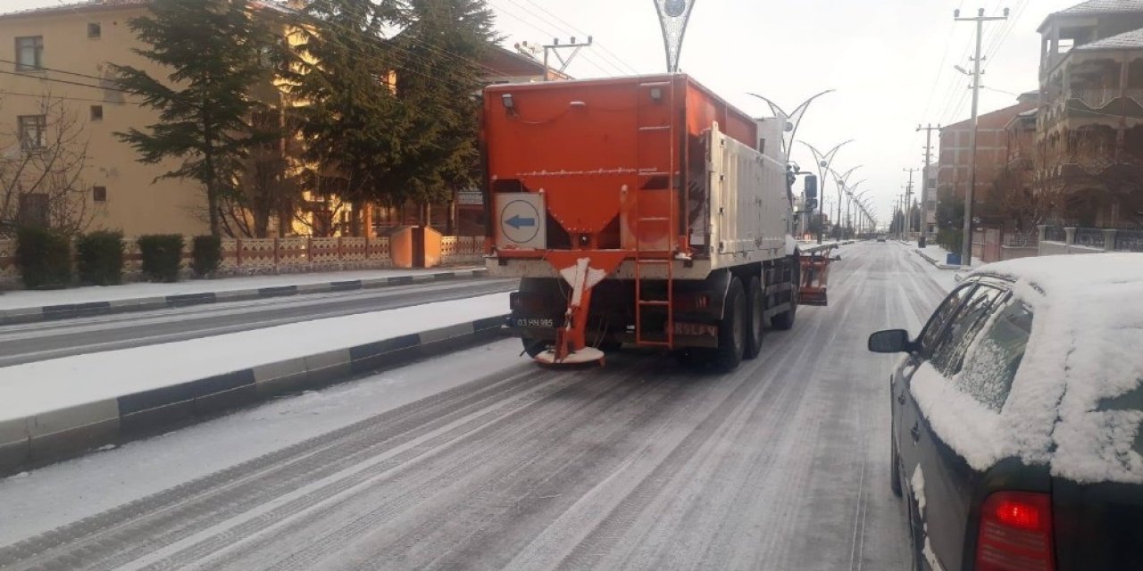 Emirdağ’da Belediye Ekipleri Karla Mücadeleye Devam Ediyor