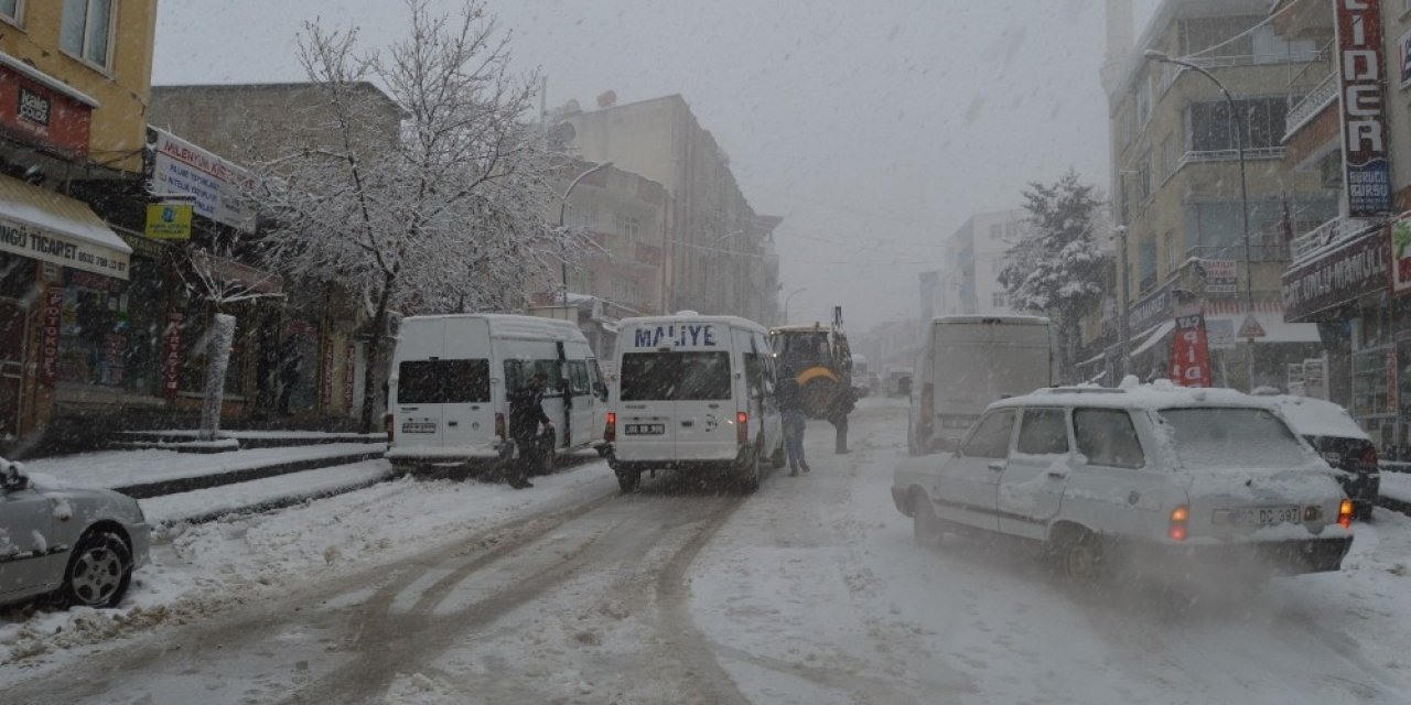 Yollar Buz Pistine Döndü