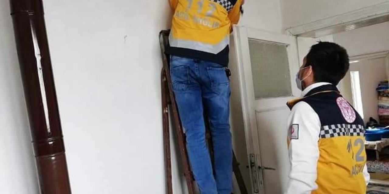 Aşı İçin Eve Giden Sağlık Ekipleri Yatalak Vatandaşın Sobasını Kurdu