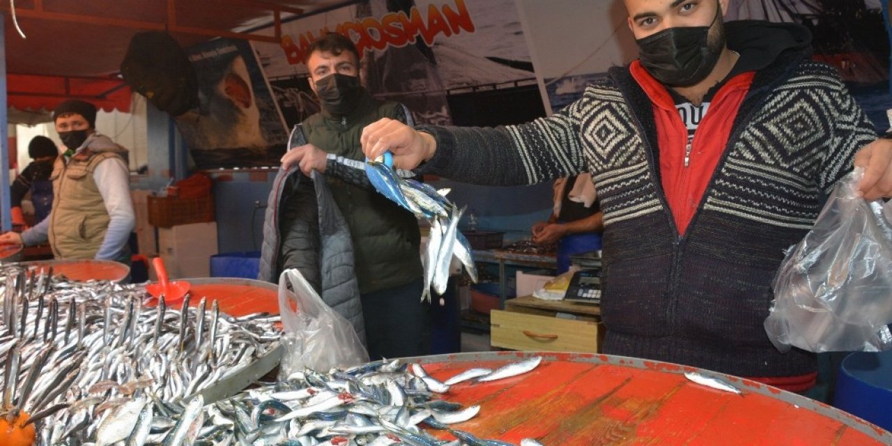Aliağa Pazarında Balık Çeşitleri Tezgahları Süslüyor