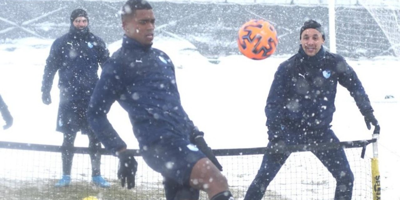 Bb Erzurumspor Kar Altında Çalıştı