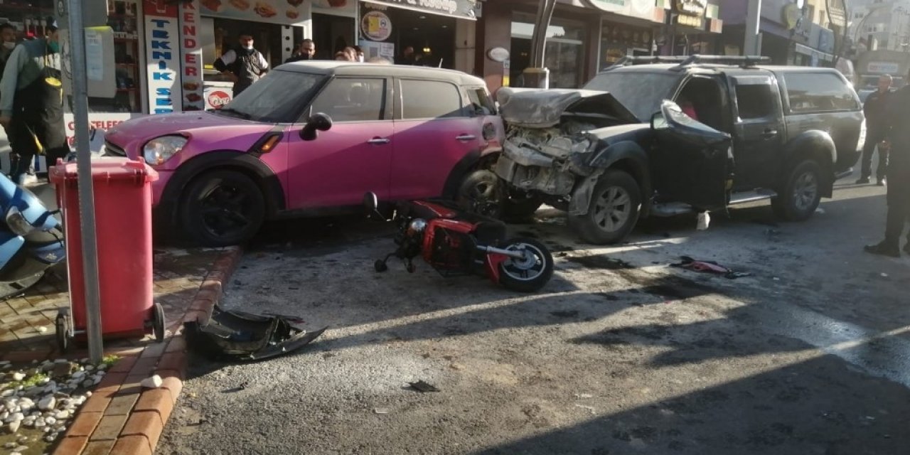 Direksiyonda Rahatsızlandı, Araçlara Çarparak Durabildi: 4 Yaralı