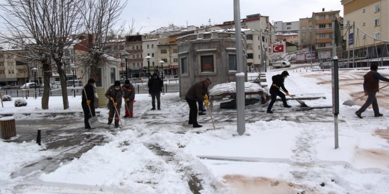 Bayburt Ve Erzincan’da Belediye Ekiplerinden Kar Mesaisi