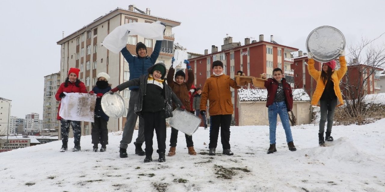 Naylon Poşet Ve Tepsiler Eğlenceleri Oldu