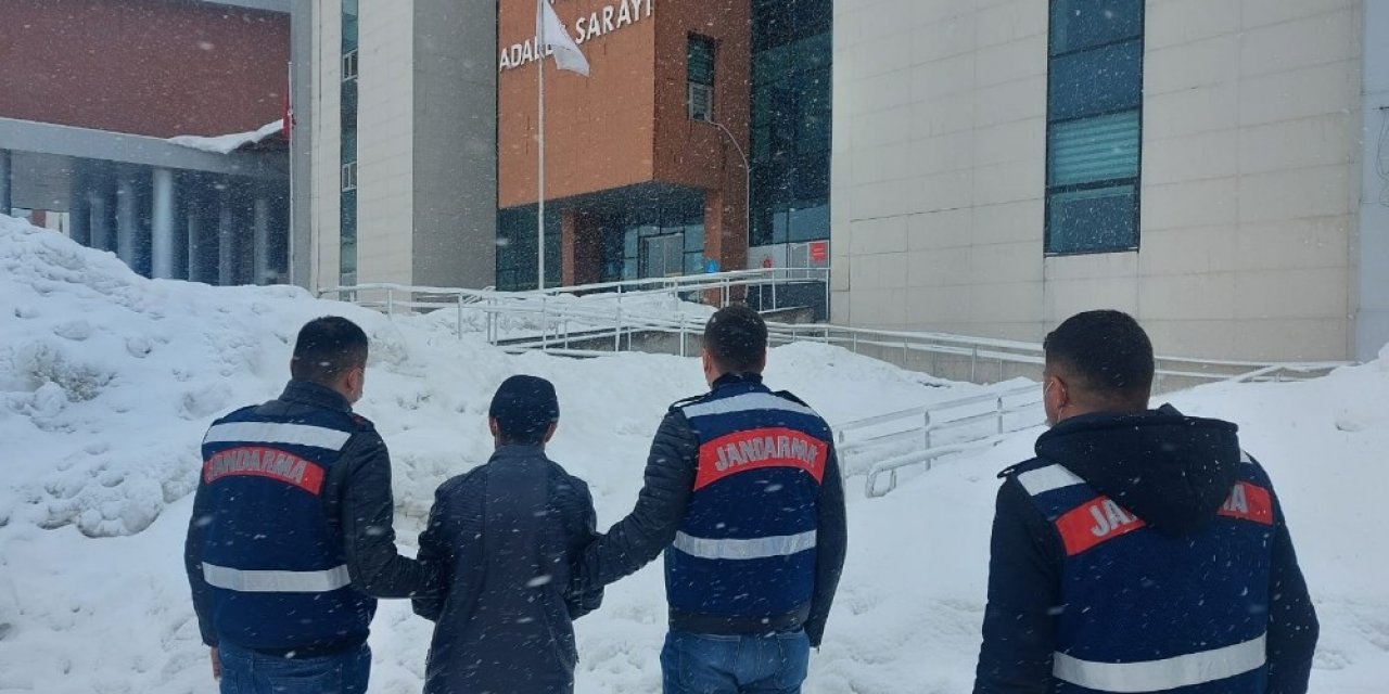 Bir Minibüste 52 Göçmen Yakalandı