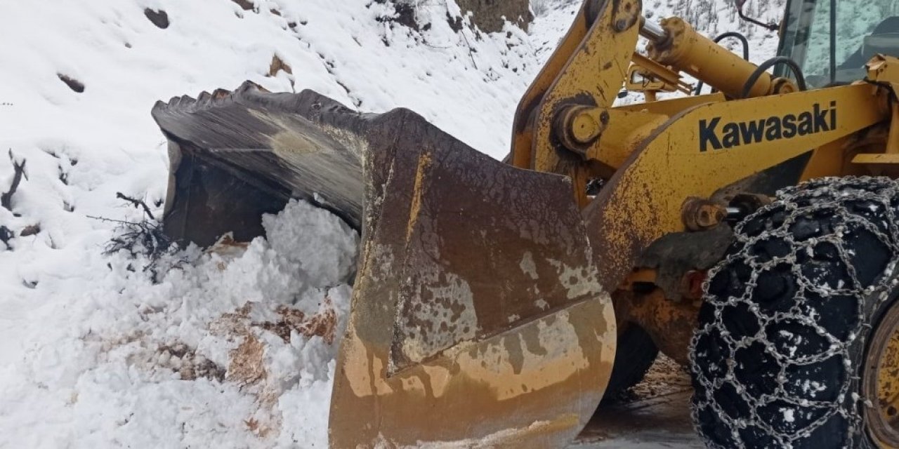 Batman’da Köy Yollarında Kar Temizleme Çalışmaları Aralıksız Devam Ediyor
