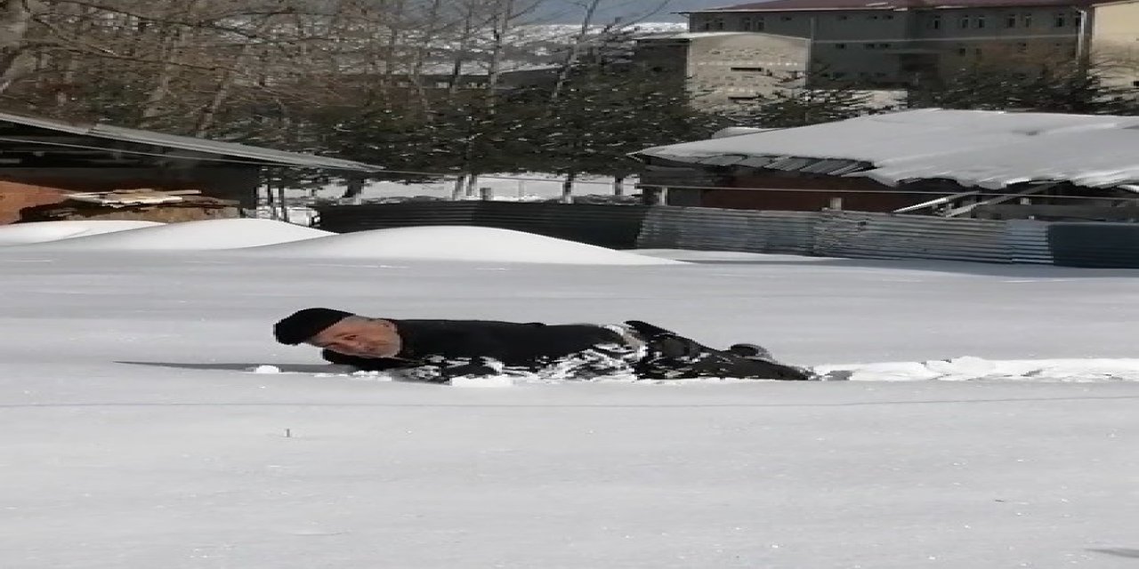 Yaşlı Adam Karda Süründü, Yuvarlanarak Eğlendi