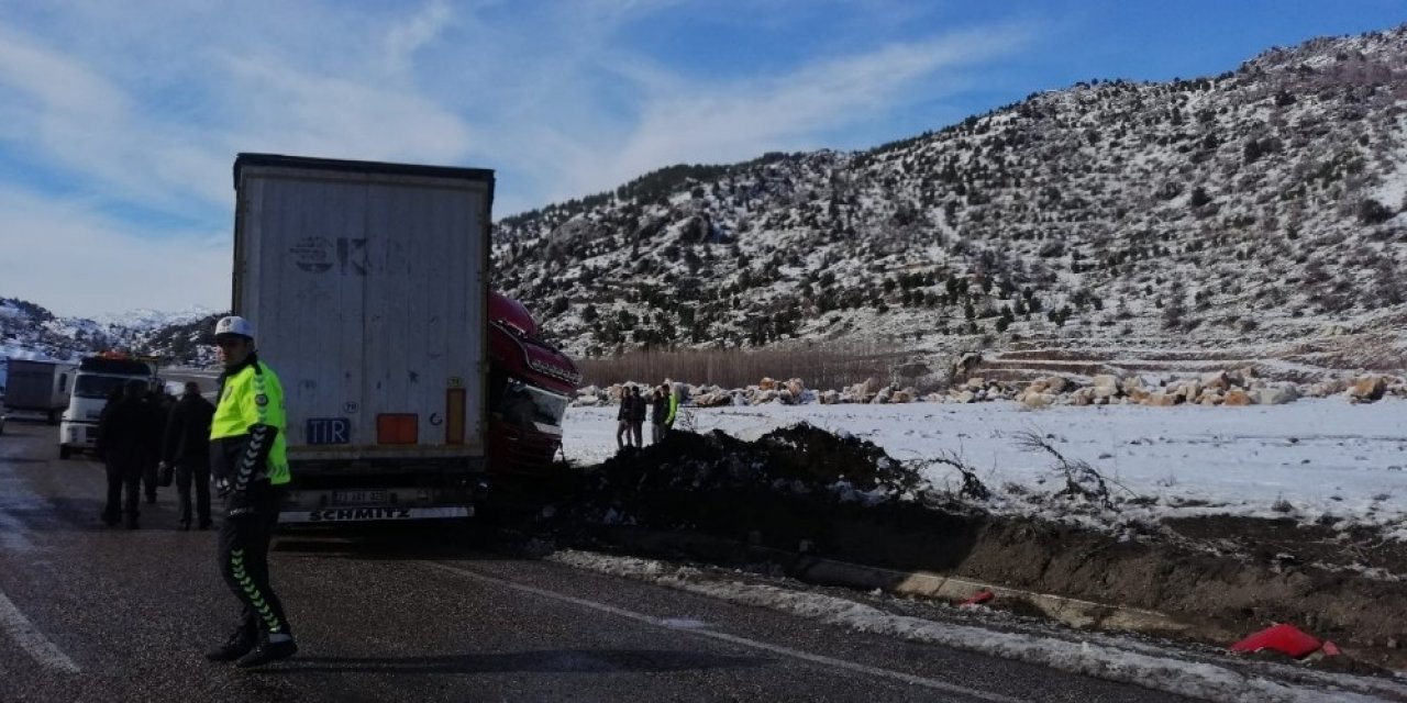 Tır Kayarak Yoldan Çıktı