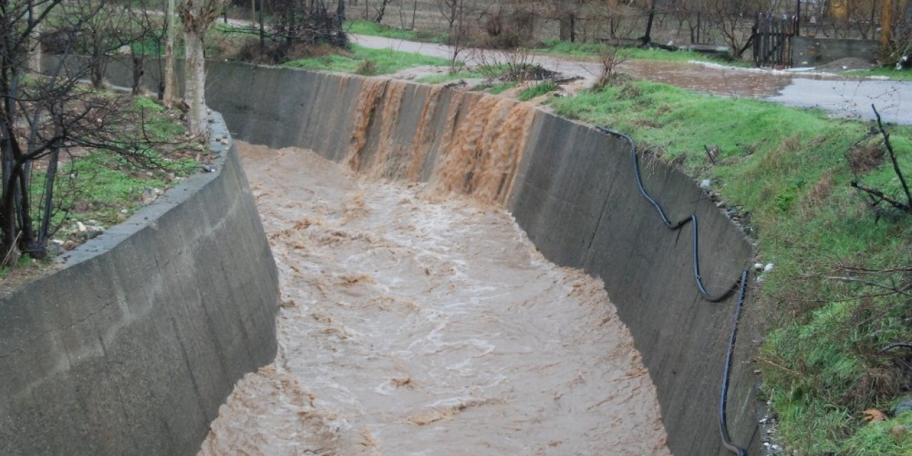 Bayramiç’te Şiddetli Yağış Hayatı Felç Etti