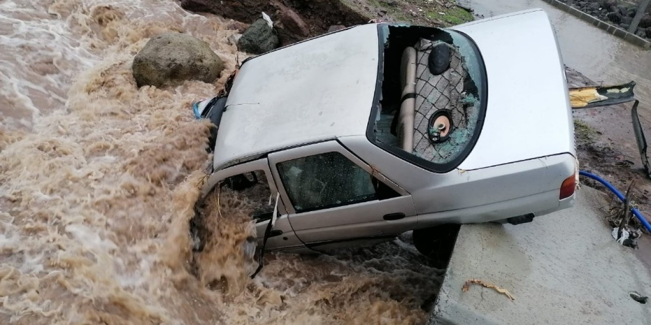 İ̇zmir’de Park Halindeki Araç Sel Sularına Teslim Oldu