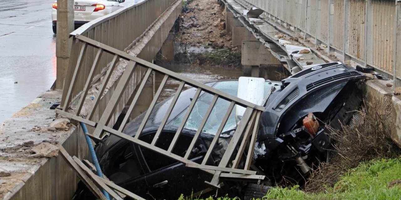 Otomobil İki Köprünün Arasına Uçtu: 2 Yaralı