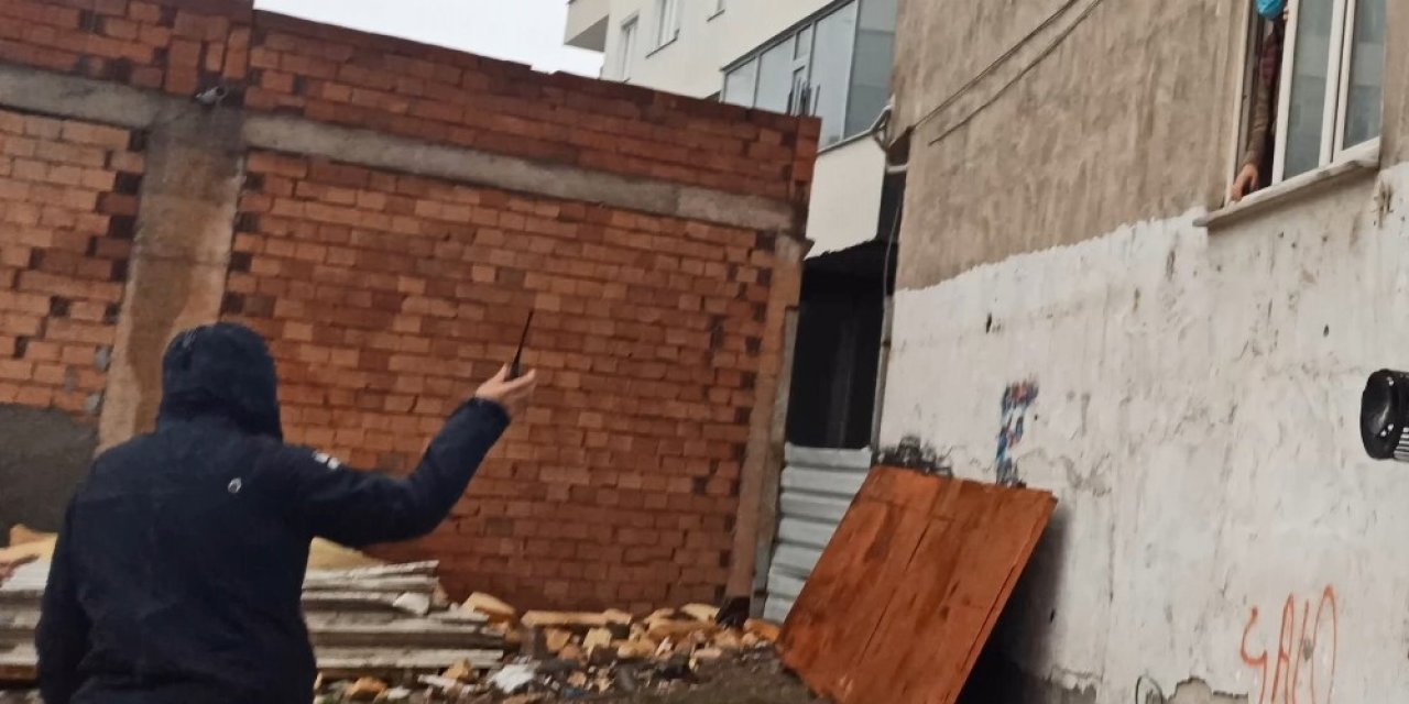 Kumar Baskınında Pencereden Kaçarken Yakalandılar
