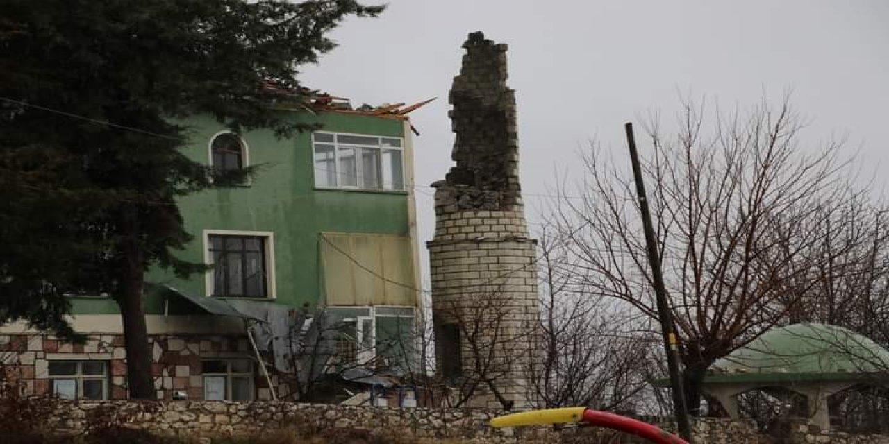 Yıldırım Düşen Caminin Minaresi Yıkıldı