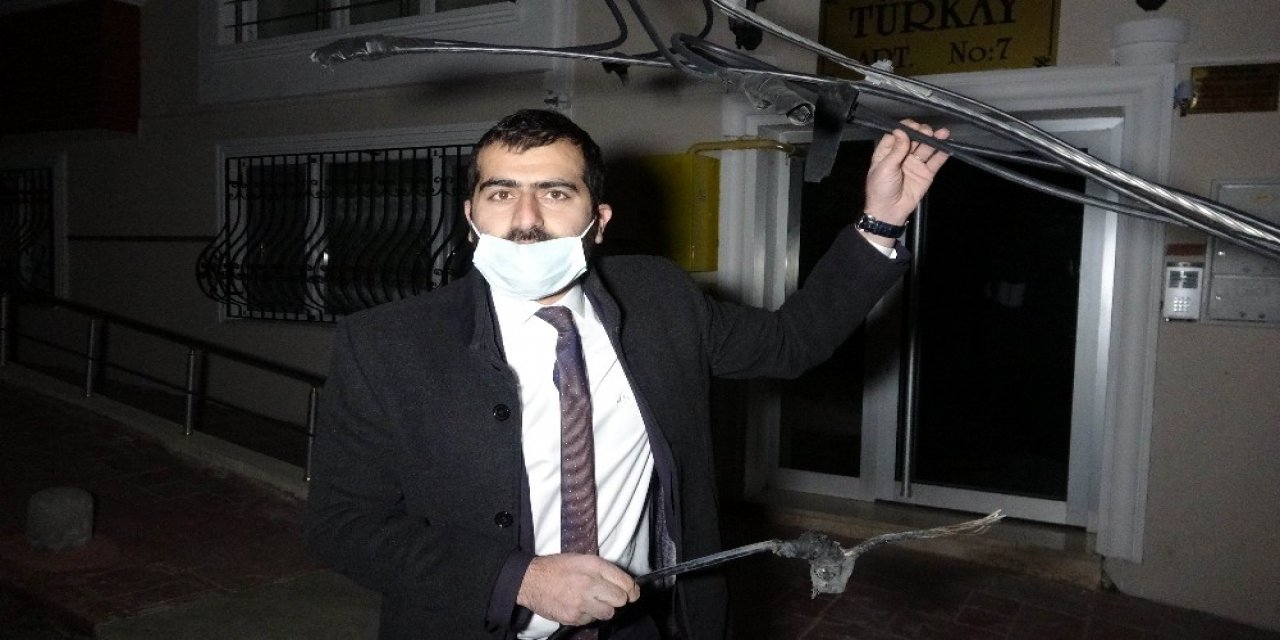 Patlayıp Ateş Saçan Elektrik Kabloları Mahalle Sakinlerini Korkuttu