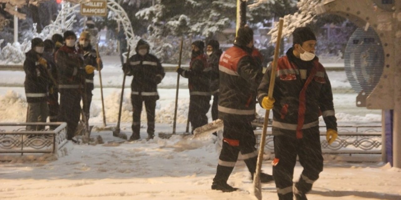 Erzincan’da Karla Mücadele Ekiplerinin Gece Mesaisi