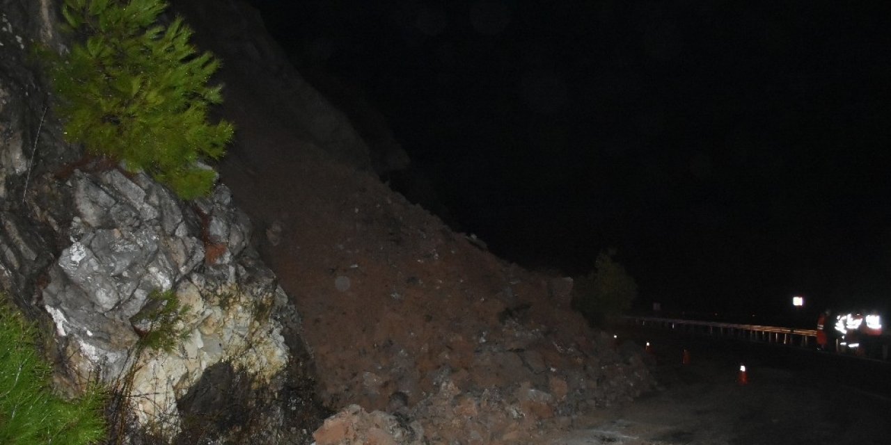 Marmaris’te Heyelan, Karayolu Trafiğe Kapandı