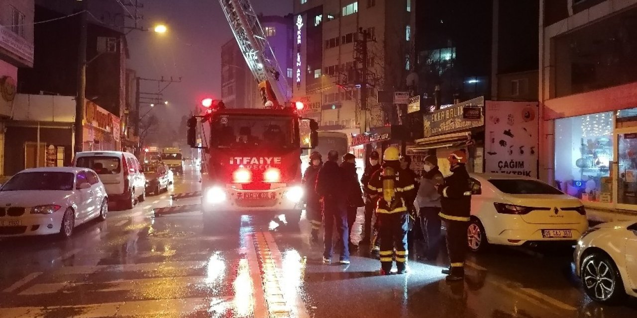 8 Katlı Binanın Çatısında Çıkan Yangın Paniğe Sebep Oldu
