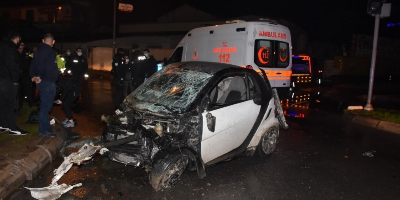 İ̇zmir’de Kontrolden Çıkan Araç Takla Attı: 2 Yaralı