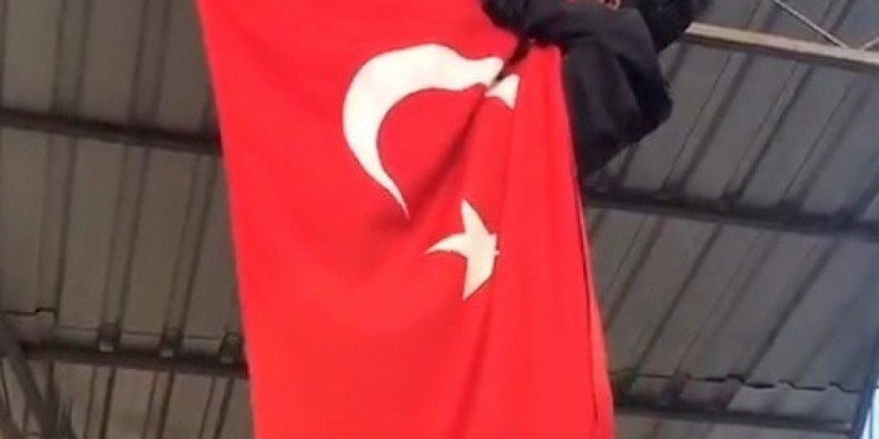 Üniversite Öğrencisi İpi Kopan Türk Bayrağını Canı Pahasına Düzeltti