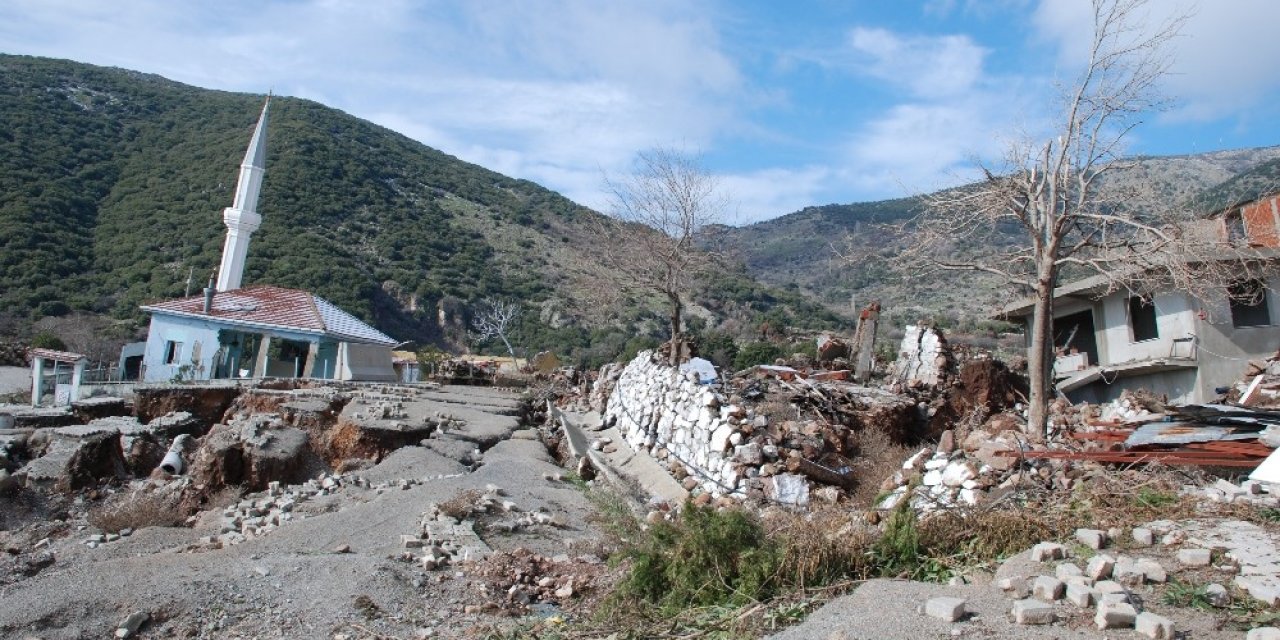 Heyelan Bölgesindeki Yarıklar, Yağış Sonrası Derinleşti