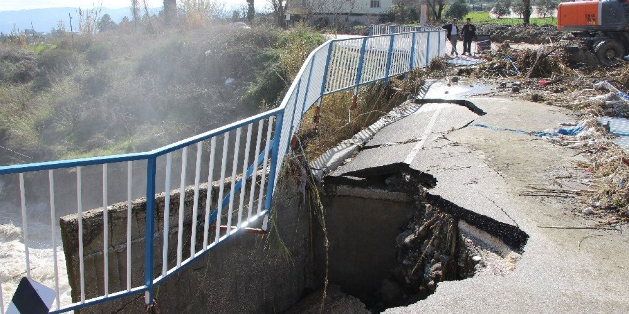 Hatay’da Aşırı Yağışta Köprü Çöktü