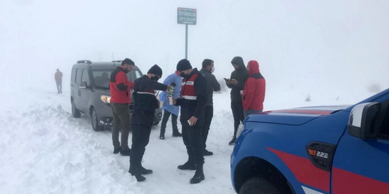 Karda Mahsur Kalan Filyasyon Ekibinin İmdadına Jandarma Yetişti