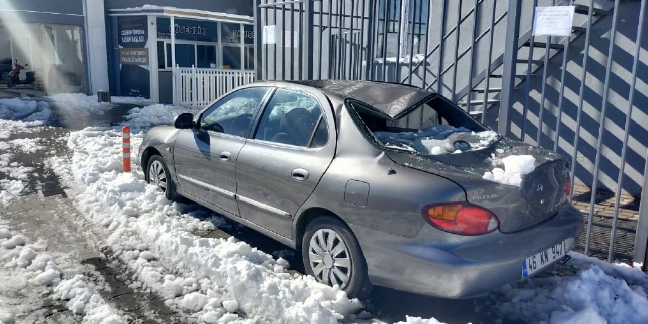 Çatıdaki Kar Kütlesi Otomobili Hurdaya Çevirdi