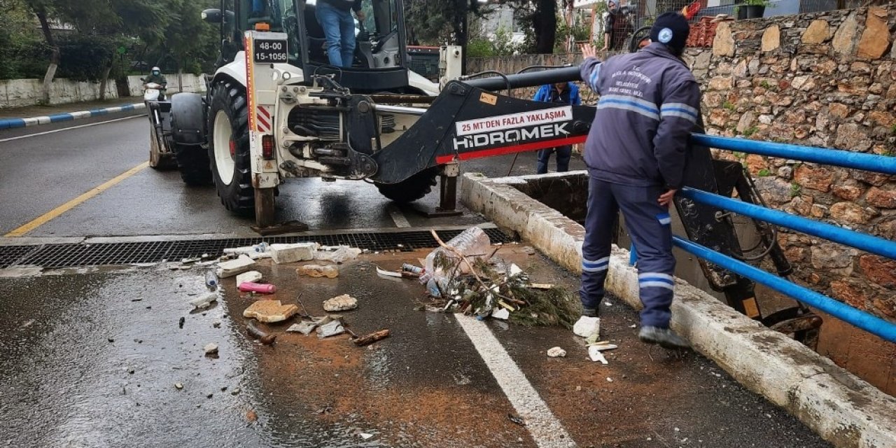 Büyükşehir Ekipleri 52 Olaya Müdahale Etti
