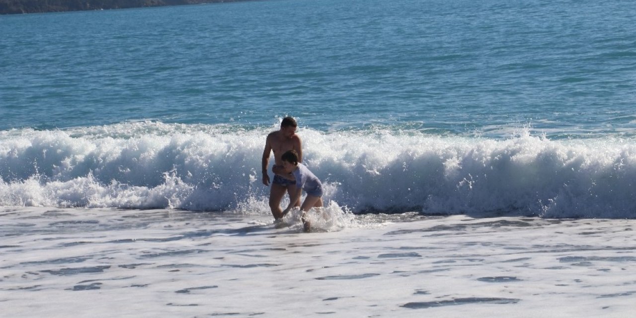 Antalya’da Karla Kaplı Dağların Gölgesinde Turistlerin Deniz Keyfi
