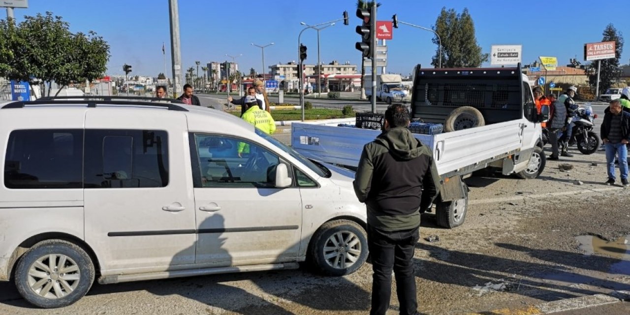 Mersin’de Kavşaktaki Kazada 4 Araç Birbirine Girdi: 1 Yaralı