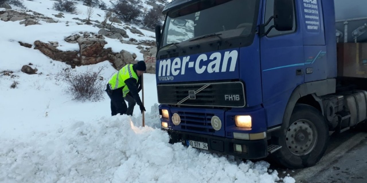 Kara Saplanan Tırı Jandarma Kurtardı