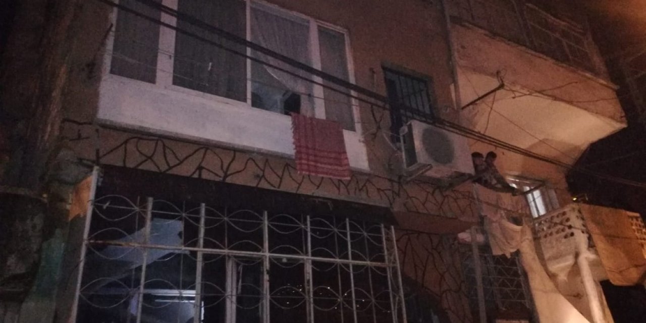 İ̇zmir’de Bir Kişi Evini Ateşe Verip Kaçtı
