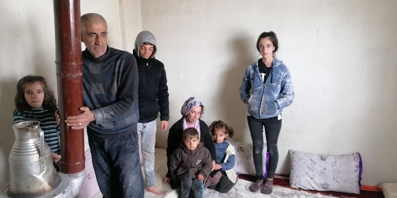 Karda Çatıları Çöken 12 Nüfuslu Aile Yardım Eli Bekliyor