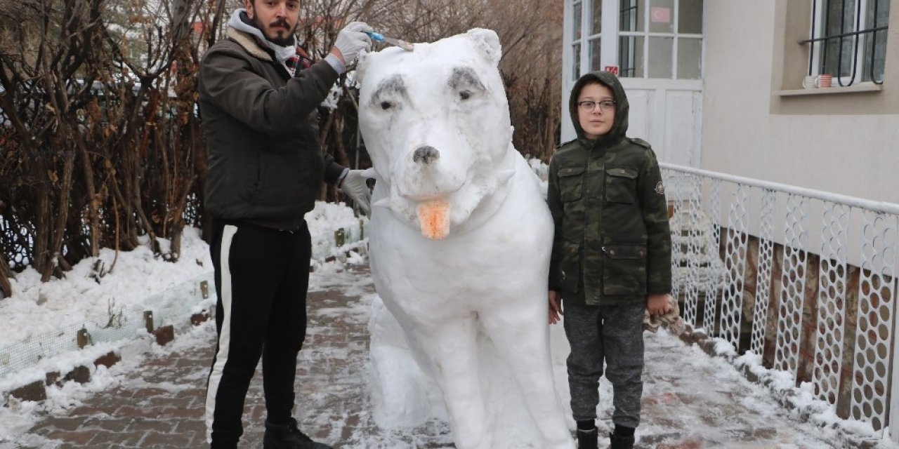 Yeğenleri İstedi, Heykeltıraş 5 Saatte Kardan Kangal Yaptı