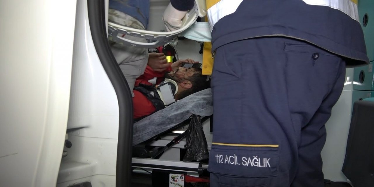 Kısıtlamayı Delip Otomobil İle Otobüs Durağına Daldı, Yaralı Arkadaşlarını Bırakarak Kaçtı