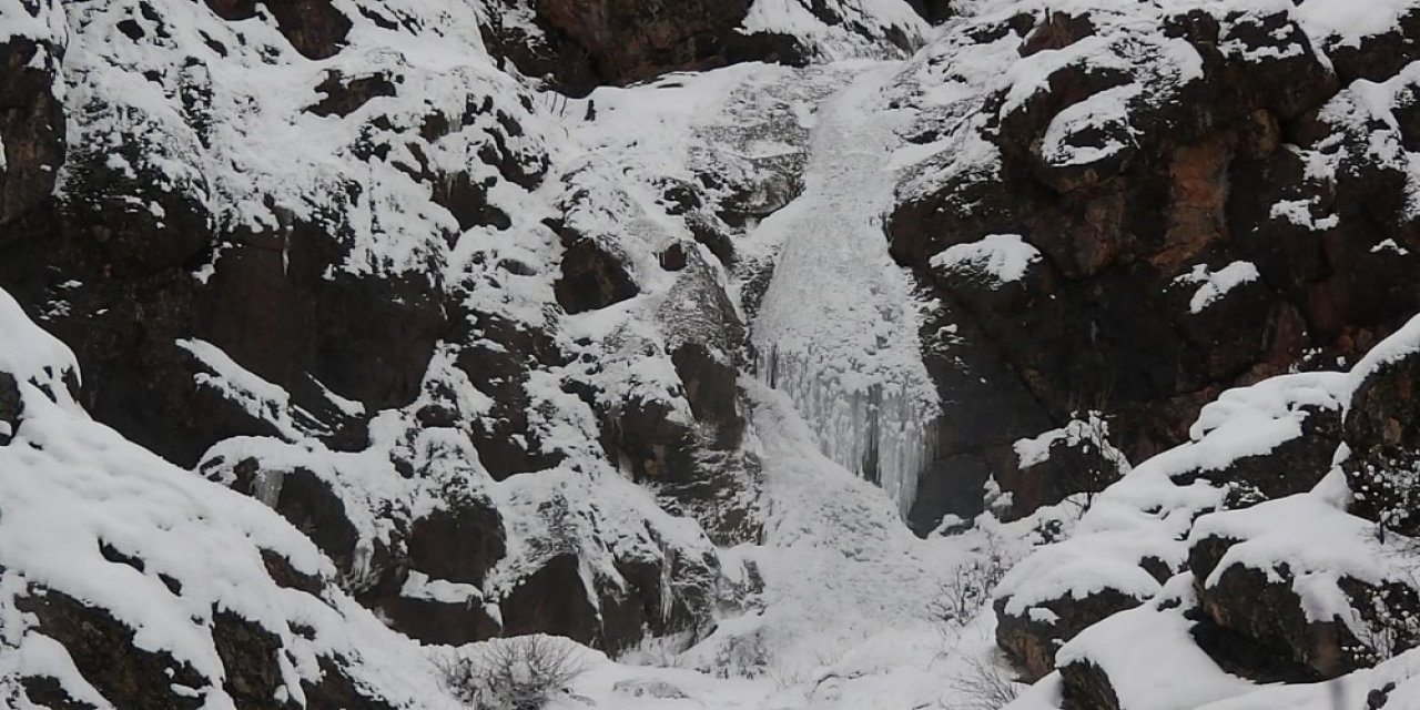 Tunceli’de Çığ Şelale Gibi İndi, O Anlar Kamerada