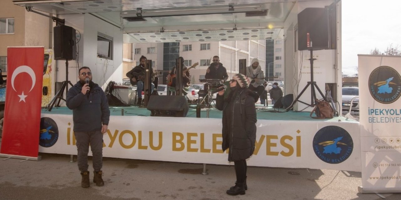 İ̇pekyolu’nda Vatandaşlar Sokak Konserleriyle Moral Buluyor