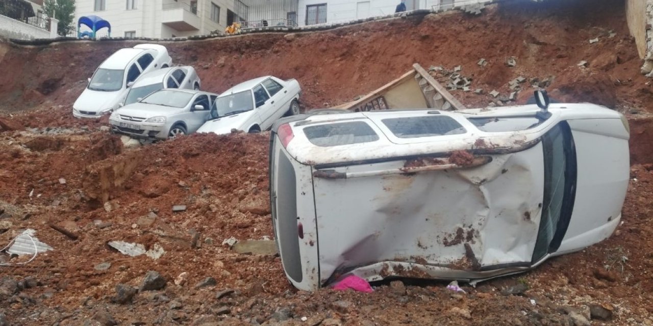 İ̇stinat Duvarı Yıkıldı Araçlar Uçuruma Yuvarlandı