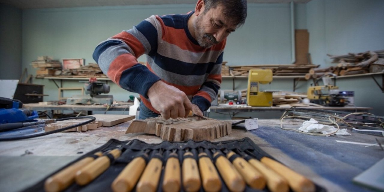 Ahşap Oymacılığı Sanatını Yaşatmaya Çalışıyor